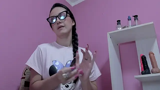 Snapshot of LolaBoobs chatting on October 6, 4:43 am LolaBoobs online show from October 6, 4:43 am