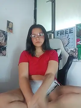 Snapshot of gigiqueen_18 chatting on May 13, 3:31 pm gigiqueen 18 online show from May 13, 3:31 pm