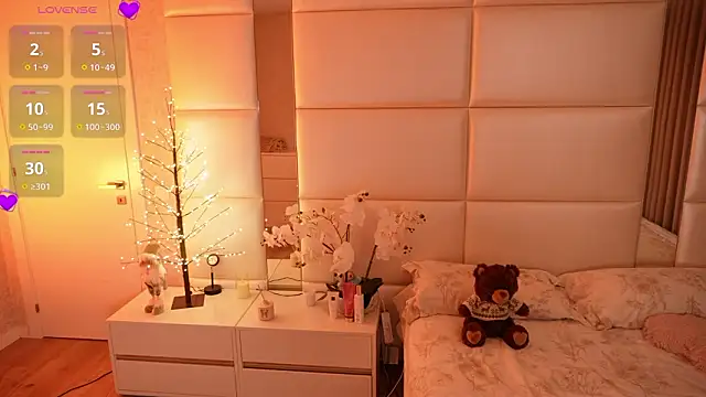 Lilly Colins online show from February 7, 7:39 pm