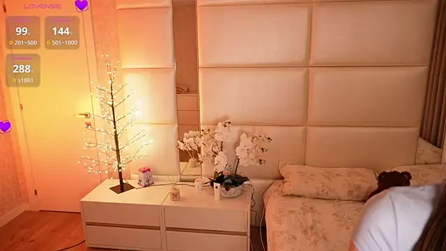 Lilly Colins online show from April 20, 7:59 pm