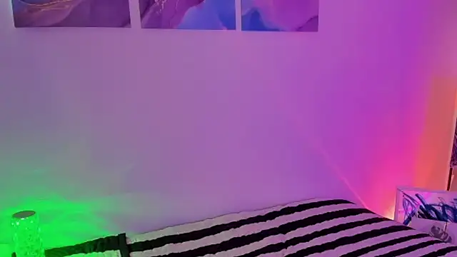 Snapshot of Pretty__zoe chatting on March 18, 8:04 pm Pretty  zoe online show from March 18, 8:04 pm