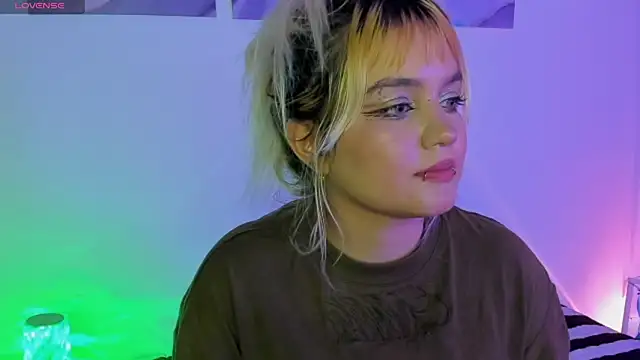 Snapshot of Pretty__zoe chatting on March 18, 11:09 pm Pretty  zoe online show from March 18, 11:09 pm