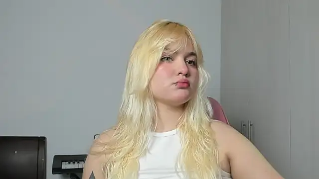 Snapshot of Pretty__zoe chatting on October 1, 5:52 pm Pretty  zoe online show from October 1, 5:52 pm