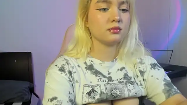 Snapshot of Pretty__zoe chatting on October 4, 6:17 pm Pretty  zoe online show from October 4, 6:17 pm