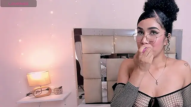 Snapshot of saraandstiven chatting on January 13, 7:43 am saraandstiven online show from January 13, 7:43 am