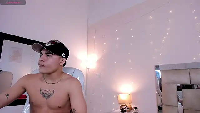 Snapshot of saraandstiven chatting on February 18, 7:10 am saraandstiven online show from February 18, 7:10 am