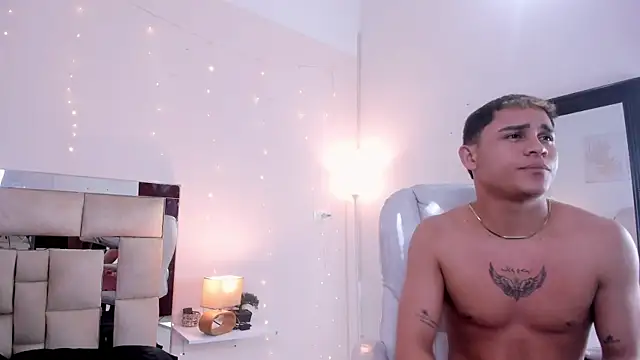 Snapshot of saraandstiven chatting on March 5, 7:05 am saraandstiven online show from March 5, 7:05 am