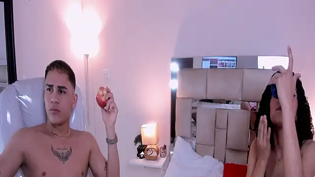 Snapshot of saraandstiven chatting on March 8, 3:28 am saraandstiven online show from March 8, 3:28 am