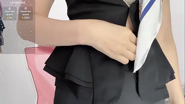 Qwi-V1 online show from January 5, 11:01 pm