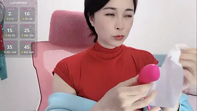 Qwi-V1 online show from January 18, 11:55 pm