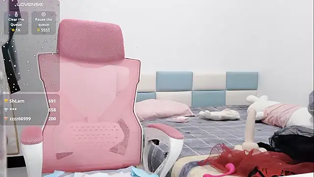 Qwi-V1 online show from February 6, 2:11 am