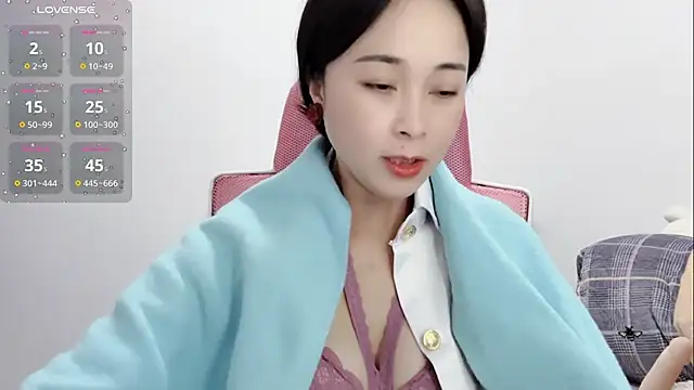 Qwi-V1 online show from February 8, 11:13 pm