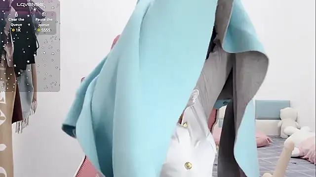 Qwi-V1 online show from February 9, 11:04 pm