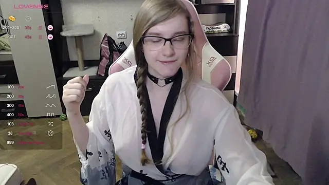 Snapshot of Tomato_Tease chatting on October 21, 2:07 pm Tomato Tease online show from October 21, 2:07 pm