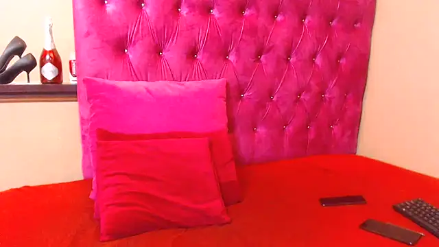 Snapshot of kittykhloe22 chatting on February 14, 9:45 am kittykhloe22 online show from February 14, 9:45 am