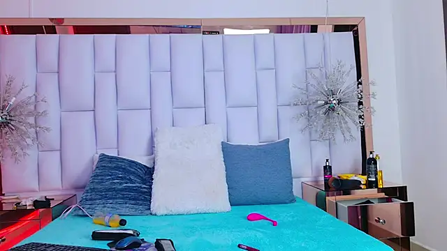 LiliFox18 online show from December 19, 7:18 pm