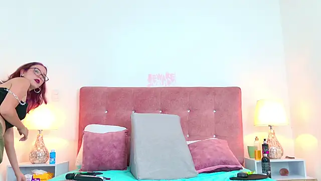 LiliFox18 online show from December 28, 5:57 pm