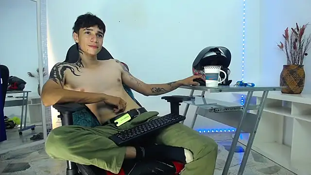 Snapshot of Zacktk7 chatting on December 18, 2:32 am Zacktk7 online show from December 18, 2:32 am