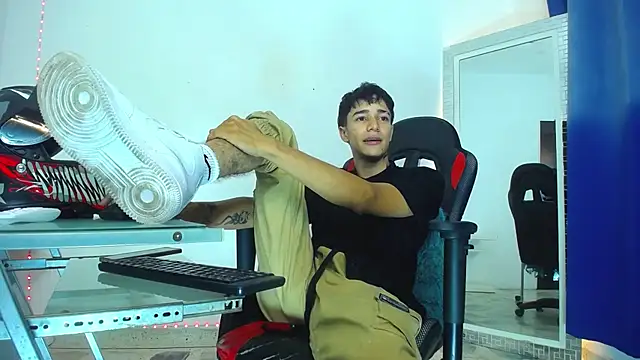 Snapshot of Zacktk7 chatting on December 31, 2:19 am Zacktk7 online show from December 31, 2:19 am