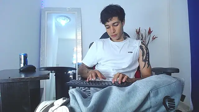 Snapshot of Zacktk7 chatting on February 4, 7:44 pm Zacktk7 online show from February 4, 7:44 pm