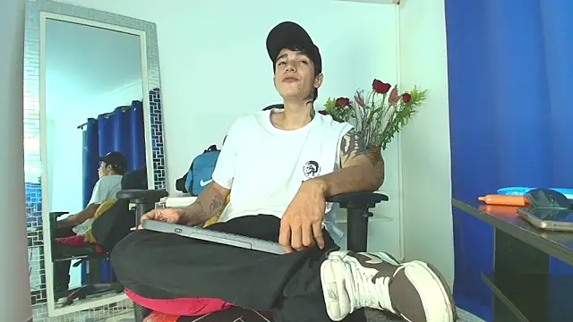 Snapshot of Zacktk7 chatting on February 11, 8:10 pm Zacktk7 online show from February 11, 8:10 pm