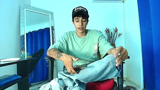 Snapshot of Zacktk7 chatting on February 14, 7:54 pm Zacktk7 online show from February 14, 7:54 pm