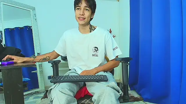 Snapshot of Zacktk7 chatting on February 18, 11:19 pm Zacktk7 online show from February 18, 11:19 pm