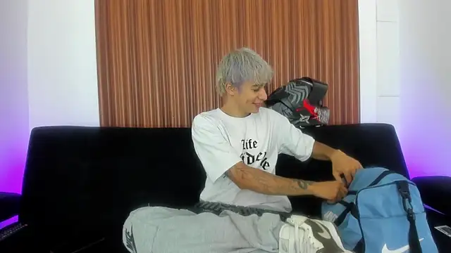 Snapshot of Zacktk7 chatting on February 20, 8:14 pm Zacktk7 online show from February 20, 8:14 pm