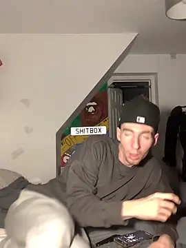 Snapshot of MikesWood21 chatting on December 18, 1:26 am MikesWood21 online show from December 18, 1:26 am