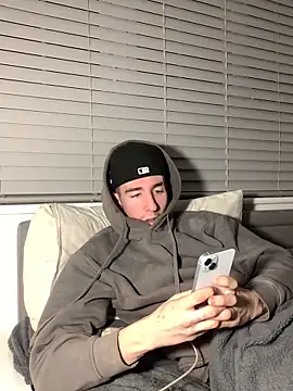 Snapshot of MikesWood21 chatting on December 21, 1:26 am MikesWood21 online show from December 21, 1:26 am