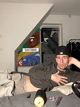 Snapshot of MikesWood21 chatting on December 23, 2:13 am MikesWood21 online show from December 23, 2:13 am