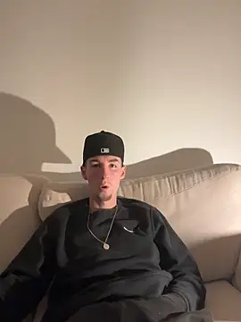 Snapshot of MikesWood21 chatting on October 7, 12:52 am MikesWood21 online show from October 7, 12:52 am