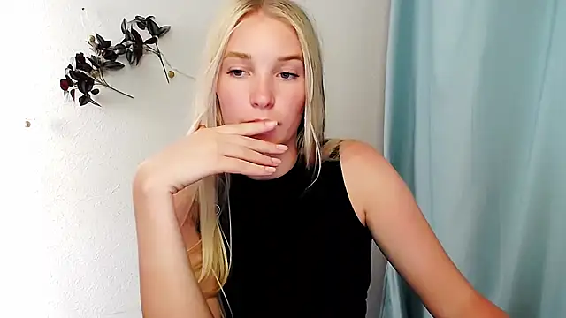 Snapshot of Queen_ofLove chatting on June 11, 2:26 pm Queen ofLove online show from June 11, 2:26 pm