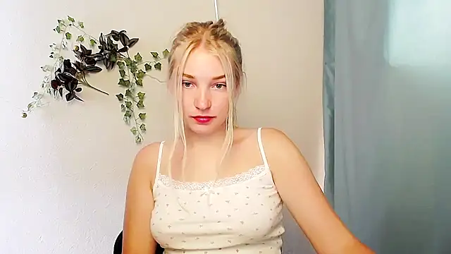 Snapshot of Queen_ofLove chatting on June 14, 10:06 am Queen ofLove online show from June 14, 10:06 am