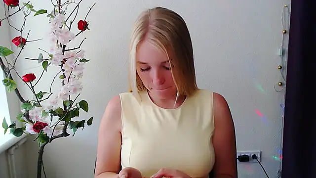 Snapshot of Queen_ofLove chatting on June 20, 12:41 pm Queen ofLove online show from June 20, 12:41 pm