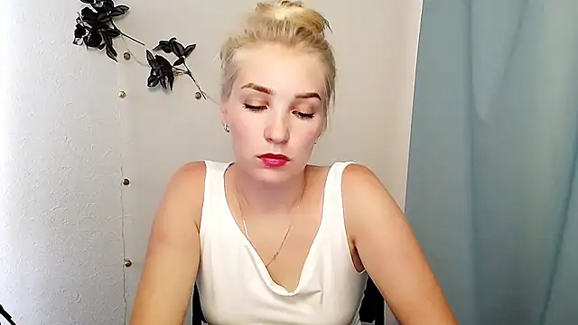 Snapshot of Queen_ofLove chatting on June 30, 1:01 pm Queen ofLove online show from June 30, 1:01 pm