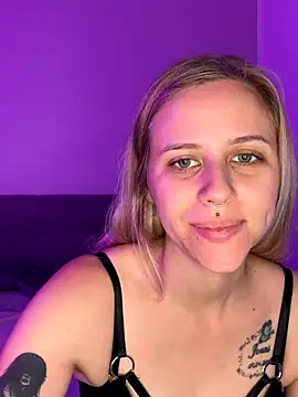 lunawolf21 online show from October 16, 6:25 am