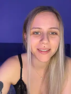 lunawolf21 online show from December 18, 7:36 am