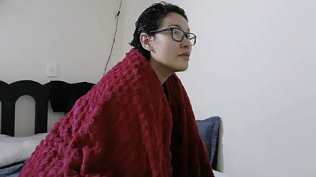 Snapshot of luxandracon23 chatting on May 6, 1:49 pm luxandracon23 online show from May 6, 1:49 pm