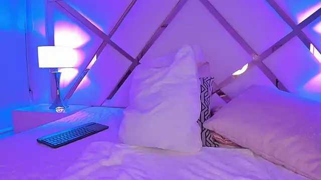 SophiaSmiiths  online show from April 19, 8:24 am