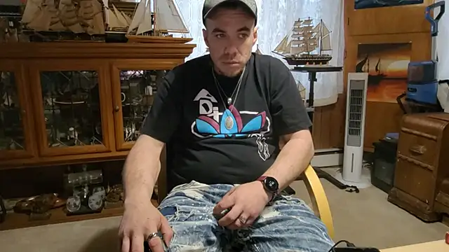 ScubaStevex online show from April 13, 11:32 pm