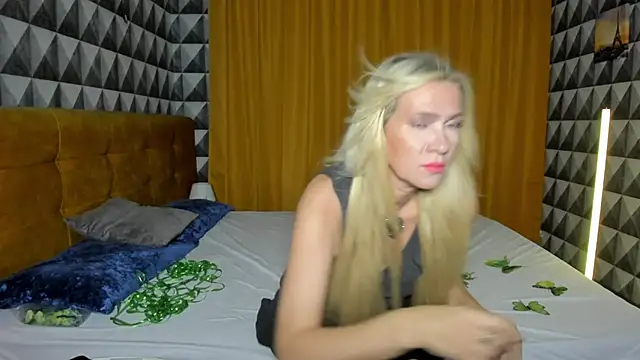 Snapshot of Luna__Lewis chatting on December 12, 8:03 am Luna Lewis online show from December 12, 8:03 am