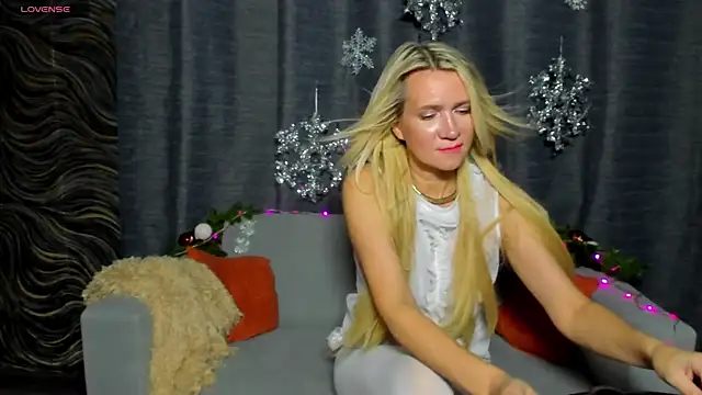 Snapshot of Luna__Lewis chatting on December 18, 1:56 pm Luna Lewis online show from December 18, 1:56 pm