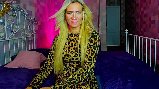 Snapshot of Luna__Lewis chatting on January 8, 11:10 am Luna Lewis online show from January 8, 11:10 am