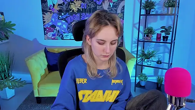 LuxRayi online show from February 20, 9:20 pm