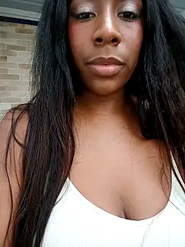 Snapshot of KloheCurvy chatting on December 7, 8:49 pm KloheCurvy online show from December 7, 8:49 pm