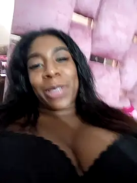 Snapshot of KloheCurvy chatting on December 12, 12:27 am KloheCurvy online show from December 12, 12:27 am