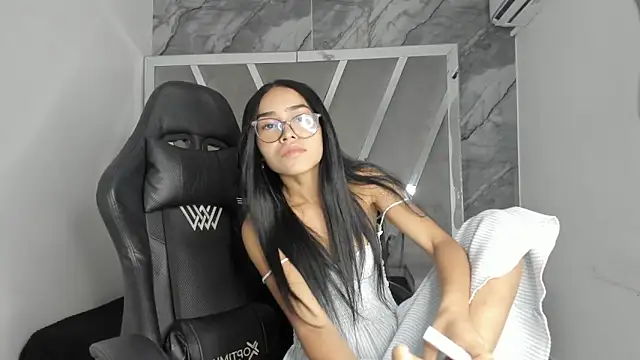 Mia petite01 online show from May 21, 9:11 pm