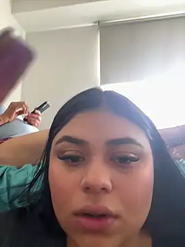 Snapshot of alissonfernandez_ chatting on February 1, 2:13 pm alissonfernandez online show from February 1, 2:13 pm