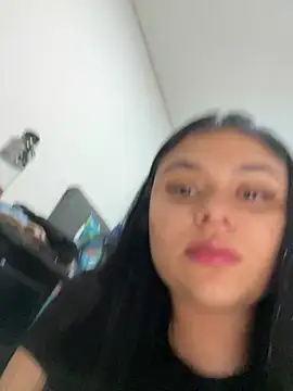 Snapshot of alissonfernandez_ chatting on February 6, 12:43 am alissonfernandez online show from February 6, 12:43 am